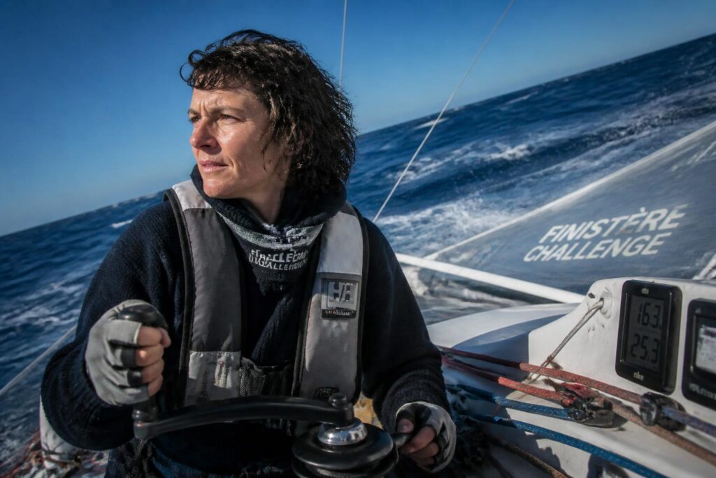 découvrez comment florence arthaud, surnommée la "petite fiancée de l’atlantique", a laissé une empreinte indélébile dans l'histoire de la voile française grâce à ses exploits et sa détermination.