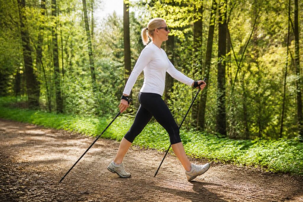 découvrez comment maîtriser la technique de la marche nordique pour améliorer votre bien-être et maximiser les bienfaits santé de cette activité physique accessible à tous.